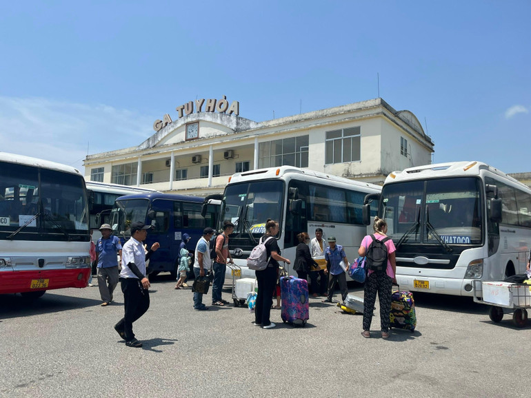 Công tác trung chuyển khách đi tàu giữa ga Tuy Hòa và ga Giã tiếp tục được triển khai trong khi chờ thông tuyến đường sắt qua hầm Bãi Gió.
