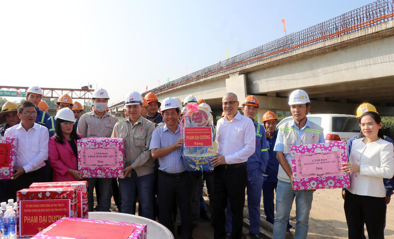 Đoàn công tác Tỉnh ủy Phú Yên tặng quà, động viên kỹ sư, công nhân đang làm việc trên công trình cầu qua Sông Ba (huyện Tây Hòa) thuộc dự án cao tốc bắc-nam.