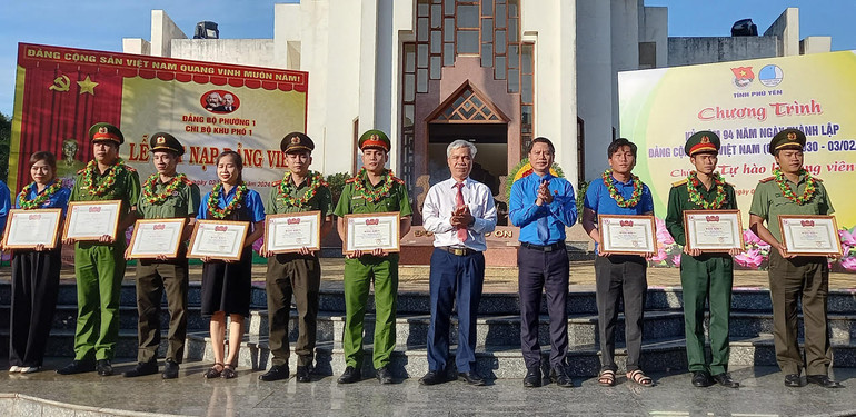 Ban Thường vụ Tỉnh Đoàn Phú Yên vinh danh 25 gương đảng viên trẻ tiêu biểu