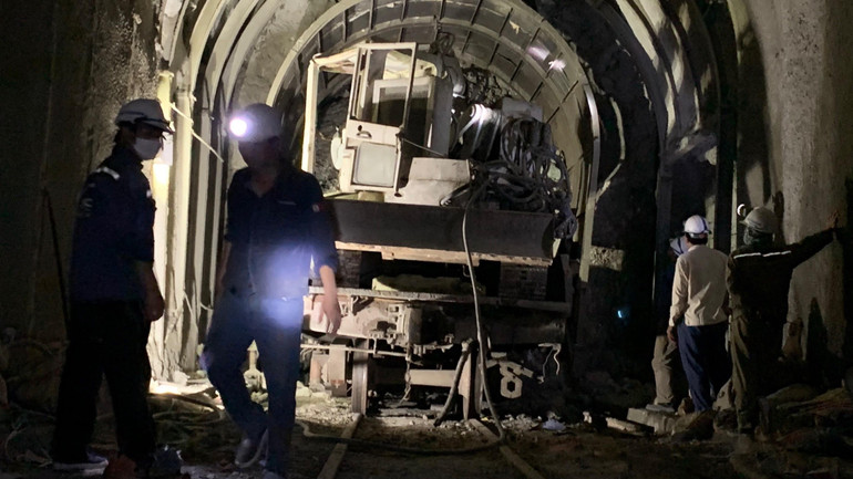 Hiện trường bên trong đường hầm bị sạt lở. Hiện trường bên trong đường hầm bị sạt lở.