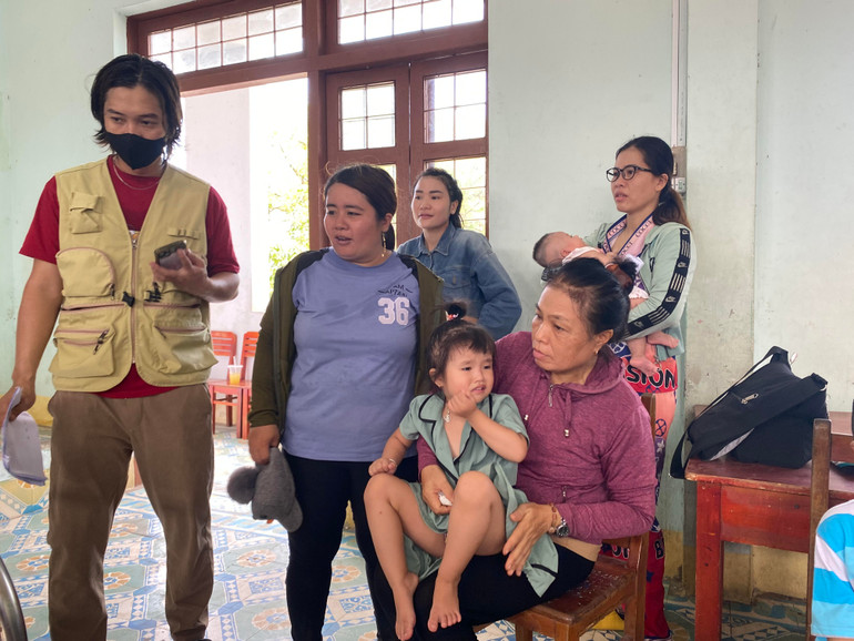 Các cháu đang chờ đến lượt khám tầm soát dị tật tim bẩm sinh