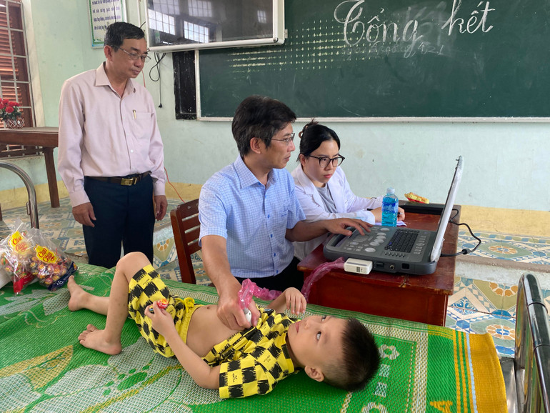 TS, BS Đỗ Nguyên Tín, Chủ tịch Liên chi hội Tim mạch nhi và Tim bẩm sinh TP Hồ Chí Minh, Trưởng đơn vị Can thiệp tim mạch, Bệnh viện Nhi Đồng 1 trực tiếp khám cho các cháu