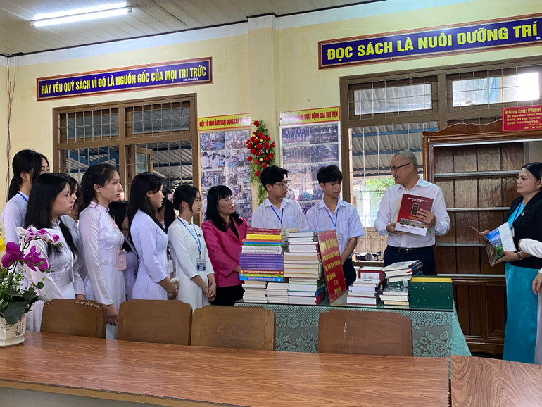 Đồng chí Phạm Đại Dương trao tặng sách cho tủ sách Trường THPT Lê Hồng Phong.