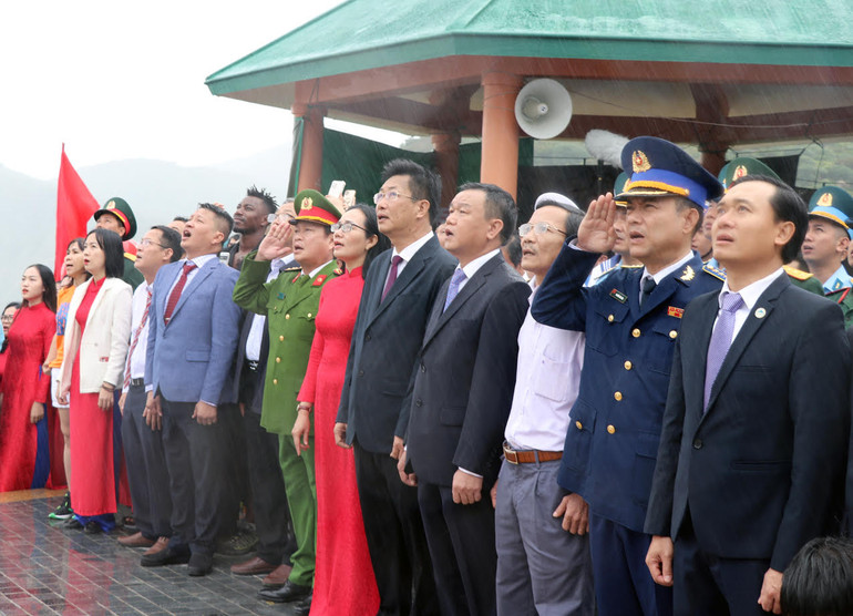 Các đại biểu tham dự lễ chào cờ đầu năm.