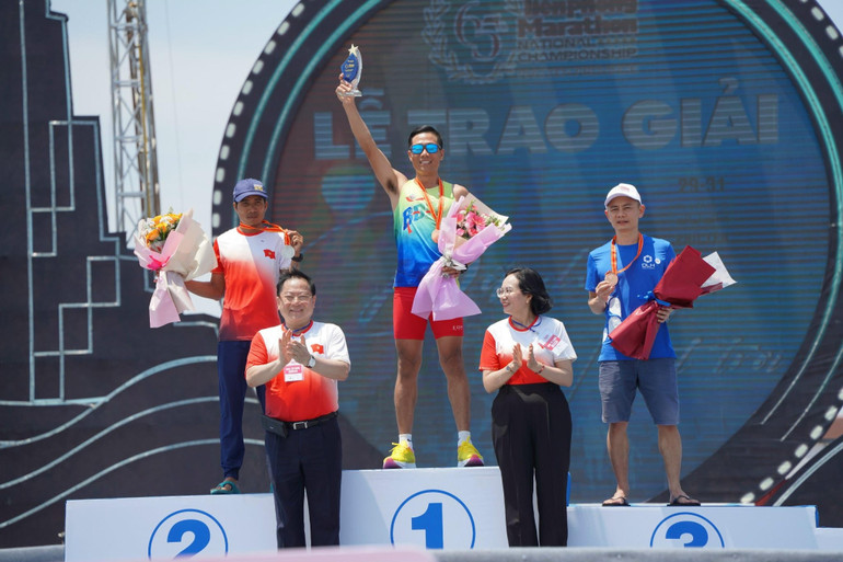 Ban tổ chức trao giải cho các vận động viên.