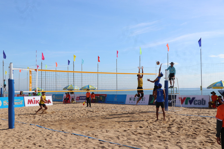 Các trận đấu sôi nổi tại Giải vô địch quốc gia Bóng chuyền bãi biển năm 2024.