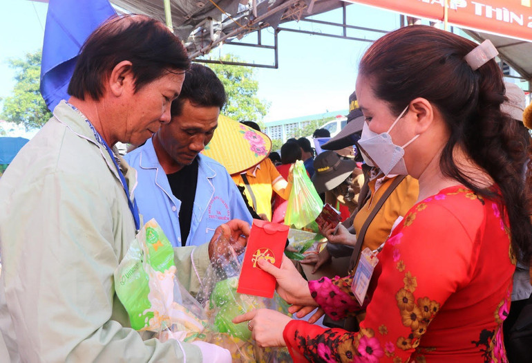 Hơn 500 bệnh nhân đang điều trị tại Bệnh viện Đa khoa tỉnh được nhận quà Tết từ Chương trình “Gian hàng 0 đồng - Tết sum vầy, Tết cho người bệnh”