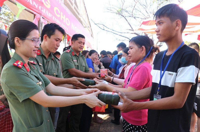 Phòng hậu cần Công an tỉnh Phú Yên trao tặng quà Tết cho bệnh nhân đang điều trị tại Bệnh viện Đa khoa tỉnh Phú Yên.
