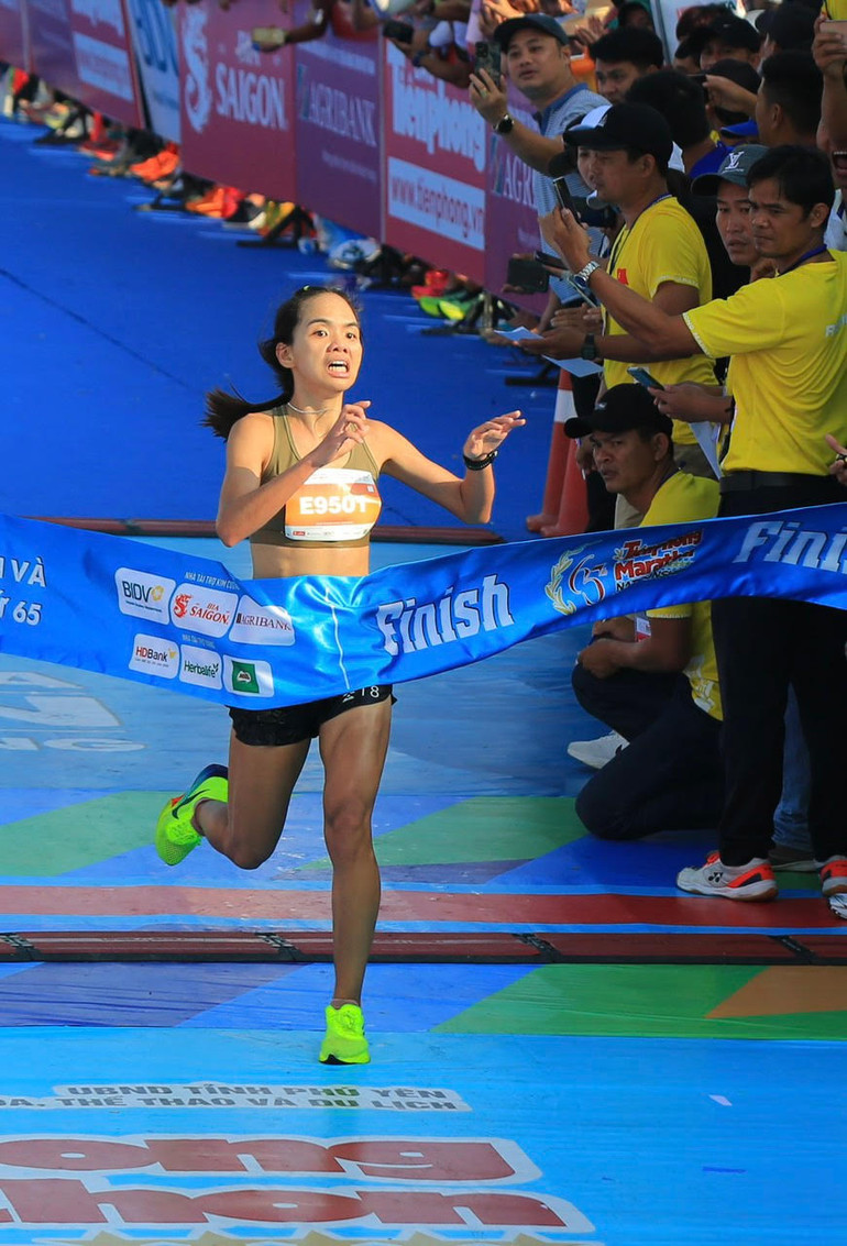 Ở nội dung 42km nữ, Hoàng Thị Ngọc Hoa cán đích đầu tiên, trở thành nhà vô địch Tiền Phong Marathon 2024.