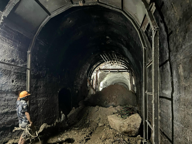 Công tác khắc phục sự cố sụt lở hầm Bãi Gió gặp khó khăn.