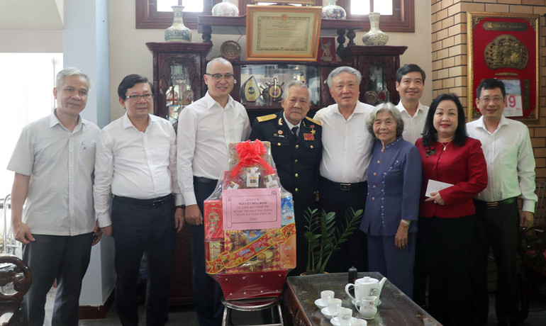 Đồng chí Nguyễn Hòa Bình chúc Tết và tặng quà Anh hùng Lực lượng vũ trang Nhân dân Hồ Đắc Thạnh.