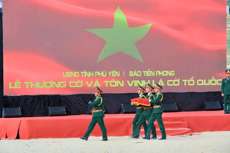 Lễ Thượng cờ và tôn vinh lá cờ Tổ quốc.