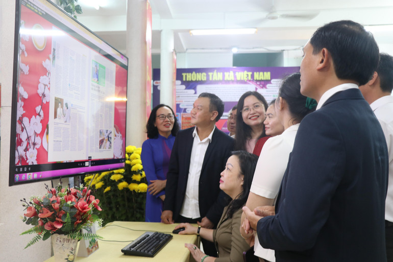 Các đại biểu đọc báo xuân trên nền tảng số tại Hội Báo Xuân Giáp Thìn tỉnh Phú Yên 2024. Các đại biểu đọc báo xuân trên nền tảng số tại Hội Báo Xuân Giáp Thìn tỉnh Phú Yên 2024.