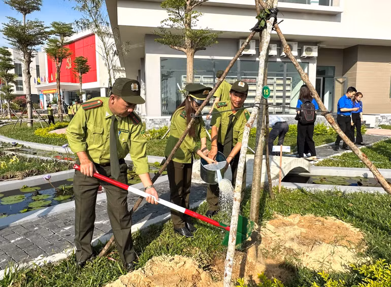 Lực lượng kiểm lâm tỉnh Phú Yên tham gia hưởng ứng Tết trồng cây.