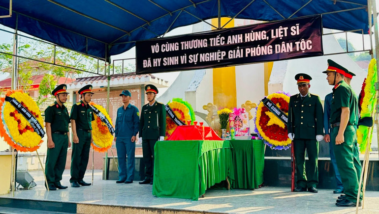 Lễ truy điệu, an táng hài cốt liệt sĩ tại nghĩa trang thị trấn La Hai, huyện Đồng Xuân sáng 2/4.