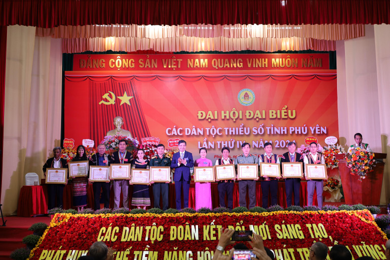 Chủ tịch UBND tỉnh Phú Yên Tạ Anh Tuấn tặng bằng khen cho các tập thể, cá nhân có thành tích tiêu biểu, xuất sắc trong thực hiện chính sách dân tộc giai đoạn 2019-2024. Chủ tịch UBND tỉnh Phú Yên Tạ Anh Tuấn tặng bằng khen cho các tập thể, cá nhân có thành tích tiêu biểu, xuất sắc trong thực hiện chính sách dân tộc giai đoạn 2019-2024.