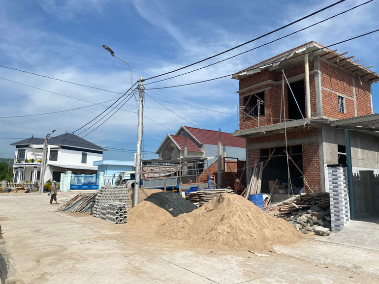 Người dân khu tái định cư cao tốc bắc-nam xã An Hiệp, Tuy An, Phú Yên khẩn trương xây dựng nhà ở mới.