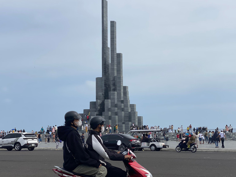 Tháp Nghinh Phong, thành phố Tuy Hòa là một điểm tham quan mới hấp dẫn mà du khách khi đến Phú Yên không thể bỏ qua trong dịp Tết này.