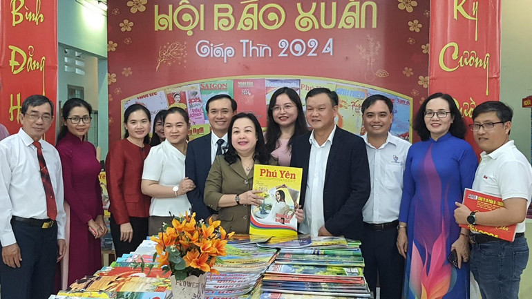 Hơn 250 đầu báo với số lượng gần 500 bản và trên 500 bản sách với các chuyên đề về: làm theo tư tưởng, đạo đức, phong cách Hồ Chí Minh; lịch sử Đảng, chủ quyền biển đảo... trưng bày tại Hội Báo Xuân Giáp Thìn 2024 tỉnh Phú Yên. Hơn 250 đầu báo với số lượng gần 500 bản và trên 500 bản sách với các chuyên đề về: làm theo tư tưởng, đạo đức, phong cách Hồ Chí Minh; lịch sử Đảng, chủ quyền biển đảo... trưng bày tại Hội Báo Xuân Giáp Thìn 2024 tỉnh Phú Yên.