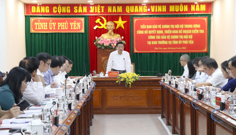 Đồng chí Phan Đình Trạc, Ủy viên Bộ Chính trị, Bí Thư Trung ương Đảng, Trưởng Ban Nội chính Trung ương, Ủy viên Tiểu ban Bảo vệ chính trị nội bộ Trung ương, Trưởng Đoàn Kiểm tra số 2 làm việc với Ban Thường vụ Tỉnh ủy Phú Yên.