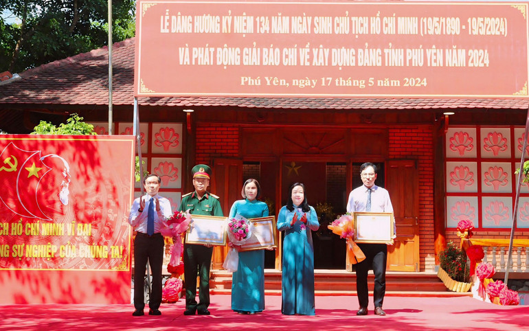 Lãnh đạo tỉnh Phú Yên trao bằng khen của Thủ tướng Chính phủ cho 1 tập thể và 2 cá nhân có thành tích tiêu biểu trong học tập và làm theo tư tưởng, đạo đức, phong cách Hồ Chí Minh năm 2023.