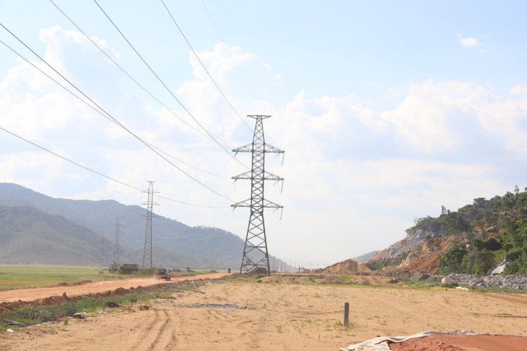 Quyết tâm di dời 18 vị trí trụ điện và đường dây điện băng qua đường cao tốc, tổng chiều dài khoảng 832m trong tháng 8/2024.