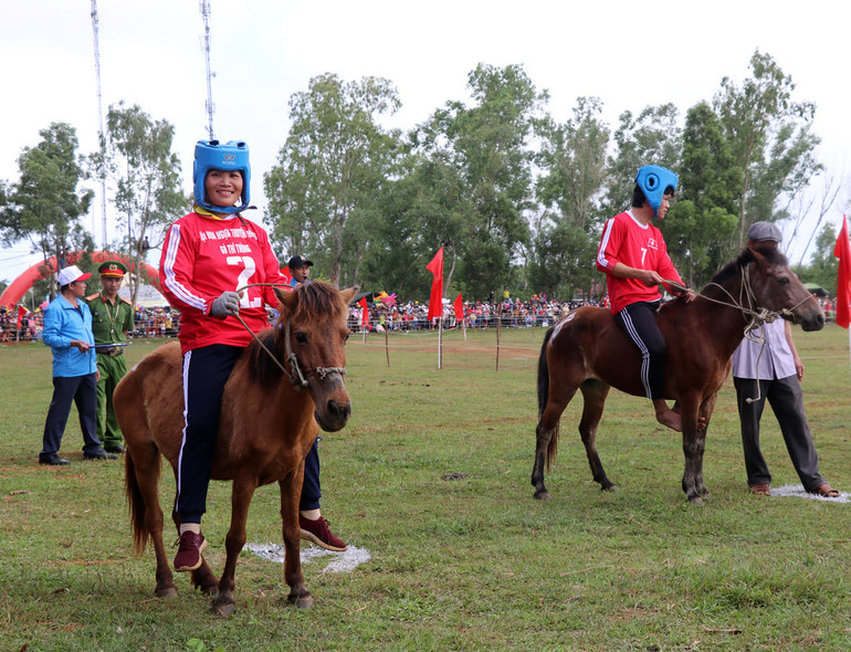 Lần đầu một nữ vận động viên tham gia tranh tài tại Hội đua ngựa truyền thống Gò Thì Thùng Lần đầu một nữ vận động viên tham gia tranh tài tại Hội đua ngựa truyền thống Gò Thì Thùng