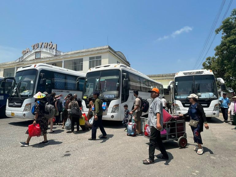 Nhiều phương tiện đường bộ đang được huy động để trung chuyển khách ở Ga Tuy Hòa, Phú Yên. Nhiều phương tiện đường bộ đang được huy động để trung chuyển khách ở Ga Tuy Hòa, Phú Yên.