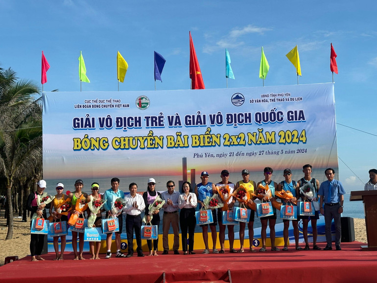 Ban tổ chức tặng hoa, tặng phẩm cho các đoàn tham gia giải.