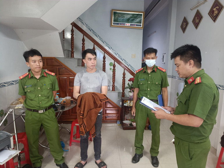 Lực lượng chức năng thực hiện quyết định tạm giữ đối với Lê Ngọc Thoại.