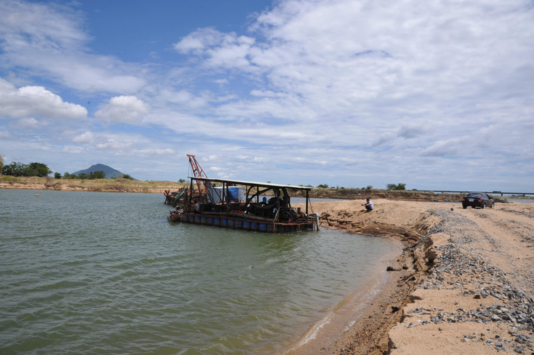 Mỏ cát của Công ty Huy Phú trên sông Đà Rằng thuộc xã Hòa Thành, thị xã xã Đông Hòa có nhiều vi phạm trong quá trình khai thác.