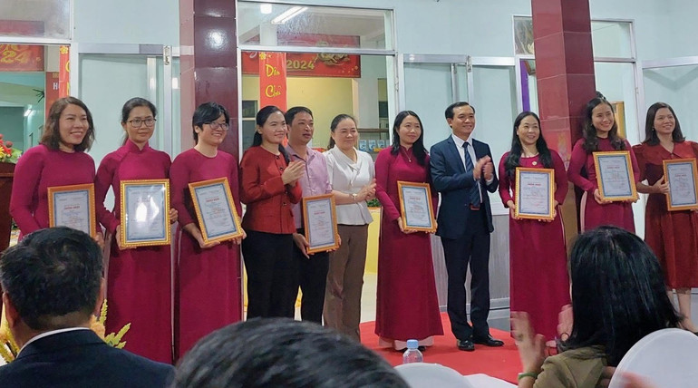 Hội Nhà báo Phú Yên trao giấy chứng nhận cho các nhà báo có tác phẩm báo chí chất lượng cao năm 2023. Hội Nhà báo Phú Yên trao giấy chứng nhận cho các nhà báo có tác phẩm báo chí chất lượng cao năm 2023.