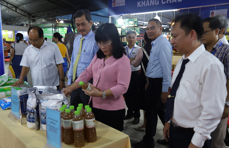 Nhiều sản phẩm nông nghiệp, công nghiệp - tiểu thủ công nghiệp, thủ công mỹ nghệ, làng nghề; sản phẩm công nghiệp nông thôn tiêu biểu, sản phẩm OCOP… được trưng bày tại hội chợ.