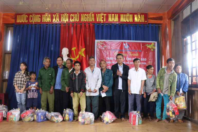 Đại diện lãnh đạo huyện Đồng Xuân và Chi hội nhà báo Thường trú tại Phú Yên tặng quà Tết cho đồng bào xã vùng cao Phú Mỡ.