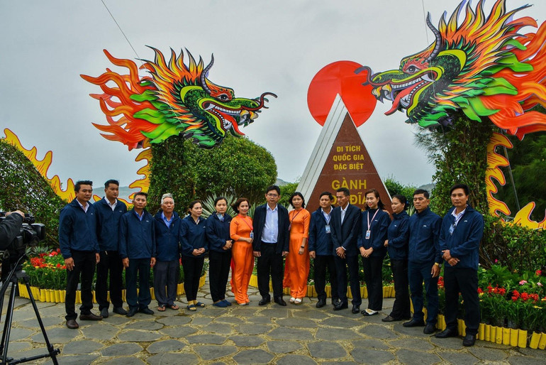 Di tích quốc gia đặc biệt Gành Đá Đĩa (xã An Ninh Đông, huyện Tuy An) thu hút rất đông khách trong dịp Tết.