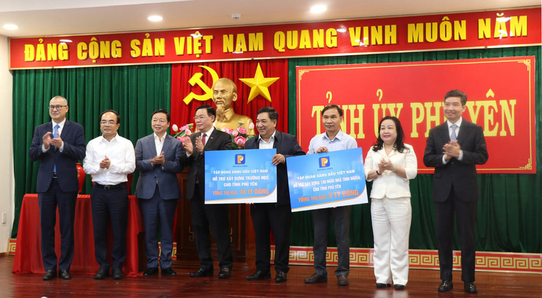 Đoàn công tác của Quốc hội trao tặng tỉnh Phú Yên 10 tỷ đồng từ nguồn vận động của Chủ tịch Quốc hội để xây dựng một trường tiểu học và hỗ trợ 5 tỷ đồng xây dựng 100 căn nhà cho hộ nghèo. Đoàn công tác của Quốc hội trao tặng tỉnh Phú Yên 10 tỷ đồng từ nguồn vận động của Chủ tịch Quốc hội để xây dựng một trường tiểu học và hỗ trợ 5 tỷ đồng xây dựng 100 căn nhà cho hộ nghèo.