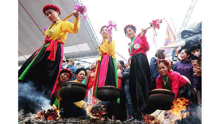 Mỗi đội gồm hai người, phối hợp nhịp nhàng sao cho niêu cơm được chín dẻo.