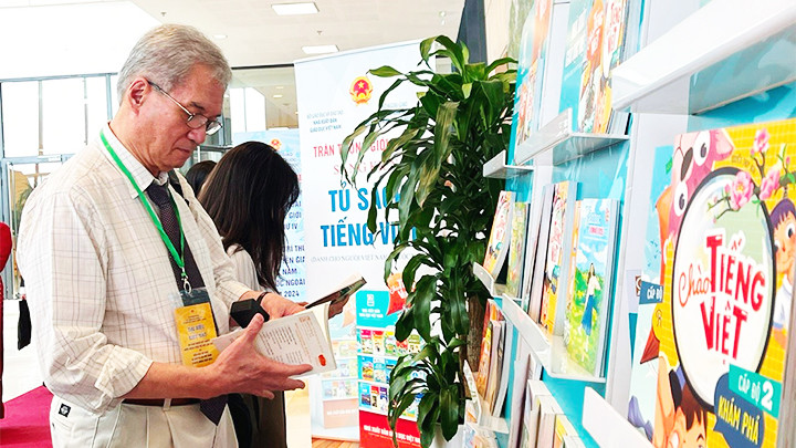 Kiều bào quan tâm tìm hiểu tủ sách Tiếng Việt.