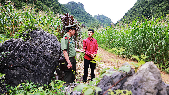 Công an xã Thượng Thôn hỏi thăm tình hình sản xuất của người dân. Công an xã Thượng Thôn hỏi thăm tình hình sản xuất của người dân.