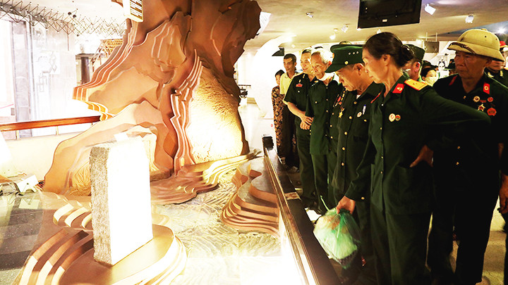 Cột mốc 108 (Pác Bó, Cao Bằng), nơi Bác Hồ trở về Tổ quốc sau 30 năm tìm đường cứu nước (được trưng bày tại Bảo tàng Hồ Chí Minh).