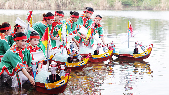 Các thuyền tế được thả trôi theo dòng nước, cầu cho vong linh những người lính trong đội Hoàng Sa xưa được siêu thoát. Các thuyền tế được thả trôi theo dòng nước, cầu cho vong linh những người lính trong đội Hoàng Sa xưa được siêu thoát.