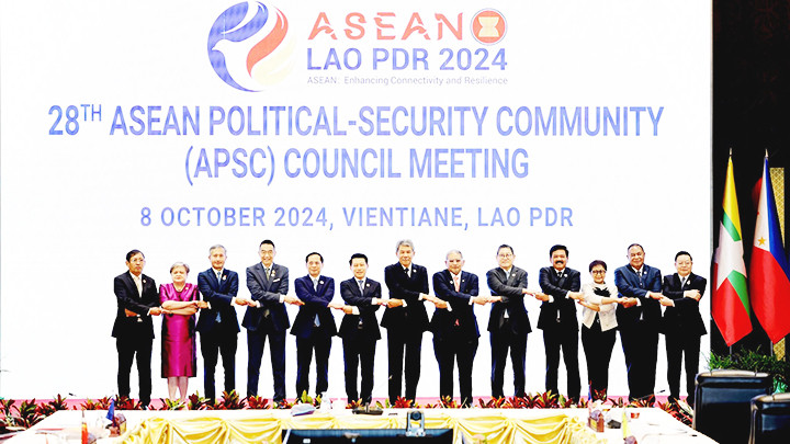 Các nhà lãnh đạo ASEAN bày tỏ tình đoàn kết. Ảnh: BNG