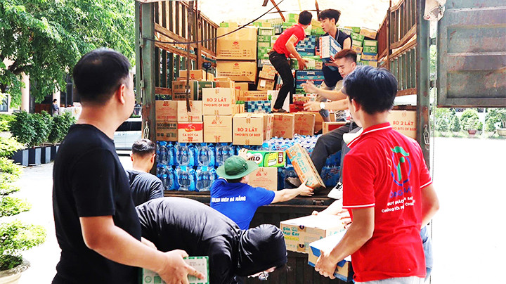 Nhu yếu phẩm được chuyển lên xe ủng hộ bà con bị thiên tai. Nhu yếu phẩm được chuyển lên xe ủng hộ bà con bị thiên tai.