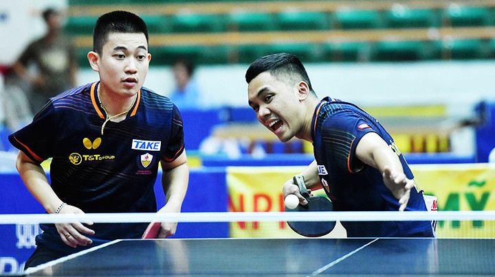 Hai tay vợt Đinh Anh Hoàng và Lê Đình Đức (đoàn Công an nhân dân - T&T) tiếp tục bảo vệ thành công ngôi vô địch nội dung đôi nam.