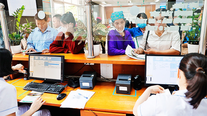 Người dân huyện Văn Chấn (Yên Bái) đăng ký khám, chữa bệnh bằng thẻ bảo hiểm y tế tại Trung tâm Y tế huyện.Ảnh: TTXVN