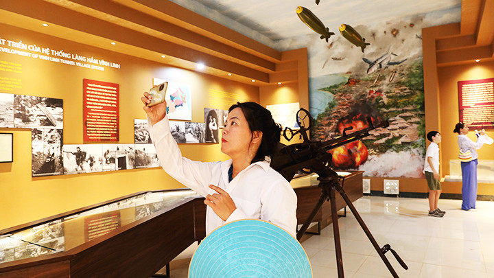 Du khách nước ngoài tham quan khu trưng bày hiện vật tại địa đạo Vĩnh Mốc.