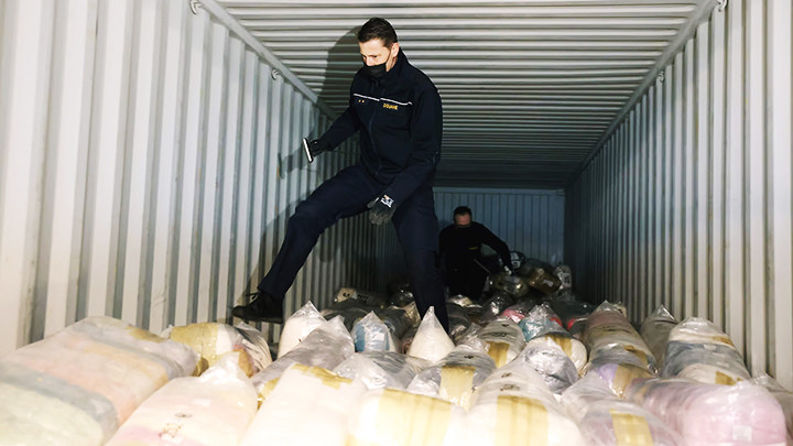 Phát hiện ma túy trong một container tại cảng Antwerp. Ảnh: AFP