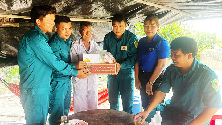 Ban chỉ huy trung đội thăm hỏi các gia đình neo đơn.