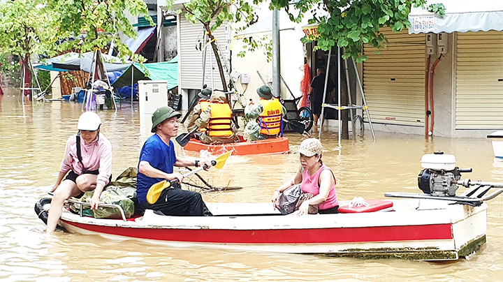 Đưa đón người dân ra khỏi vùng ngập lụt. Đưa đón người dân ra khỏi vùng ngập lụt.