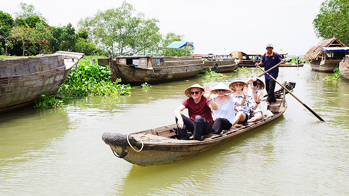 Khách du lịch quốc tế ưa thích đi thuyền trên kênh rạch.